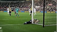 Hector Bellerin jadi pahlawan Arsenal karena melakukan penyelamatan di garis gawang ketika timnya melawan Swansea City. Tapi, dia harus mengorbankan tubuhnya yang menghantam tiang. Foto: screenshot YouTube