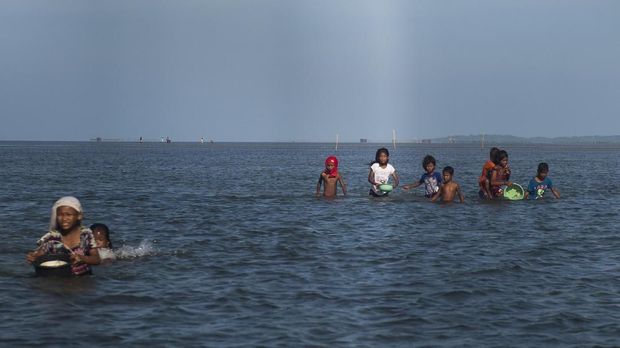 Suku Bajo yang juga tinggal di Kaledupa mencari ikan dengan cara manual, Senin (18/9). ANTARA FOTO/Rosa Panggabean/17.