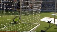 Boubacar Barry harus dirawat di RS sampai dua hari gara-gara menabrak tiang. Insiden itu terjadi saat Barry membela klub Belgia, Lokeren, pada laga melawan FC Brugge pada 2013. Foto: screenshot YouTube