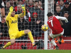 Hanya berjarak lima menit setelah gol pertama, Arsenal menggandakan keunggulan lewat sepakan jarak dekat Alexis Sanchez. Foto: David Klein/Reuters