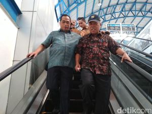 Menteri Budi dan Basuki Pagi-pagi Naik KRL, Mau ke Mana?