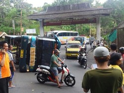 Tak Kuat Nanjak, Bus Wisatawan Terguling di Air Terjun Kakek Bodo
