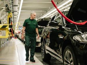 Kok Jose Mourinho Jadi Mandor di Pabrik Jaguar Land Rover?