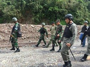 Warga yang Diisolasi KKB di Papua Dievakuasi Pakai Bus Antipeluru