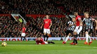 Newcastle unggul duluan saat bertamu ke markas MU lewat gol Dwight Gayle di menit ke-14. Inilah gol pertama yang bersarang di gawang MU saat main di Old Trafford dalam partai Premier League. (Foto: Carl Recine/Action Images via Reuters)
