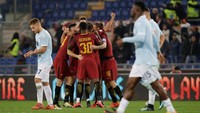 Para pemain Roma langsung berpelukan usai wasit meniup peluit panjang. Foto: Max Rossi/Reuters