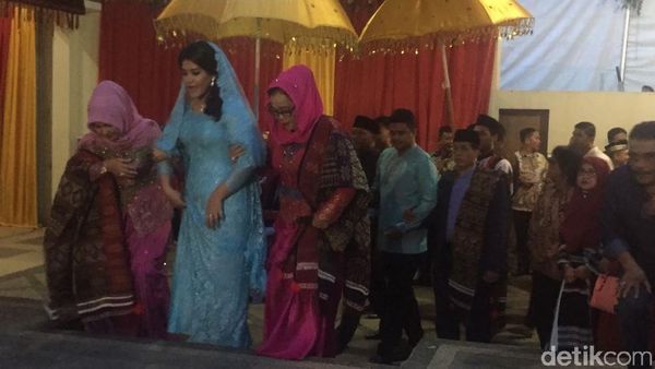 Senyum Kahiyang-Bobby Saat Datang untuk Haroan Boru