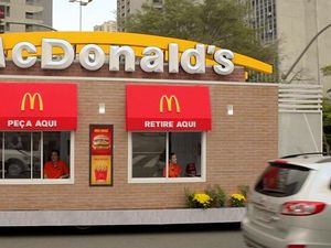 Nekat! Wanita Ini Panjat Jendela untuk Mencuri Makanan di Drive Thru McD