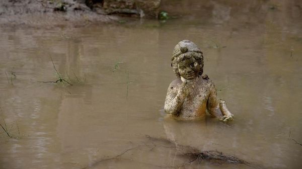 Banjir Merendam Patung-patung Yunani Kuno