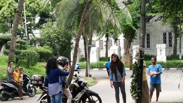 Tren Belum Lewat, Tiang Kecelakaan Novanto Masih Jadi Spot Selfie