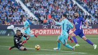 Aksi Lionel Messi mencoba melewati kiper Leganes. Messi, yang masih jadi topskorer Barca di La Liga dengan 12 gol, tak menyumbang skor dalam laga ini (Denis Doyle/Getty Images)