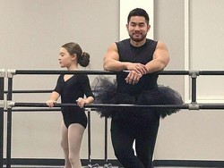 So Sweet, Ayah Ikut Pakai Rok TuTu Saat Temani Anak Tirinya Les Balet