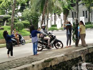 Tiang Lampu Mendadak Seleb, Jadi Target Selfie Tiang Lampu Mendadak Seleb, Jadi Target Selfie