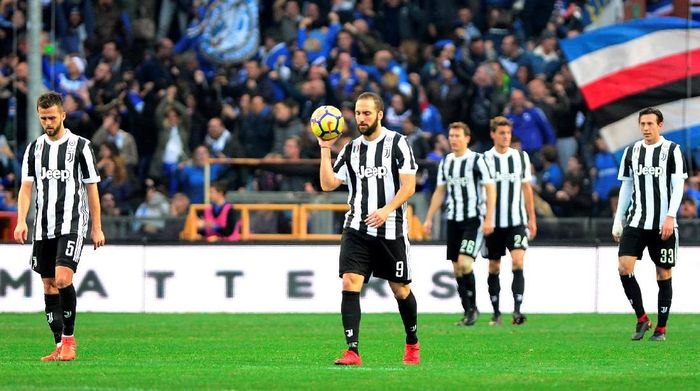 Pemain Juventus tertunduk di kandang Sampdoria (Foto: Massimo Pinca/Reuters) Pemain Juventus tertunduk di kandang Sampdoria (Foto: Massimo Pinca/Reuters)