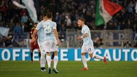 Lazio sempat memperkecil ketertinggalan melalui eksekusi penalti Ciro Immobile. Tapi skor 2-1 untuk keunggulan Roma bertahan hingga pertandingan usai. Foto: Max Rossi/Reuters