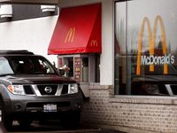 Nekat! Wanita Ini Panjat Jendela untuk Mencuri Makanan di Drive Thru McD