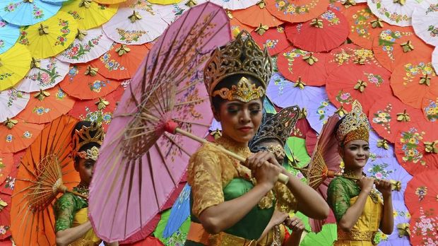 Pertunjukan seni tari yang menggunakan Payung Geulis di Kota Tasikmalaya, Jawa Barat, Selasa (31/10). ANTARA FOTO/Adeng Bustomi/17.