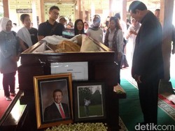 Sri Sultan HB X Lepas Jenazah Dirut AP I ke Peristirahatan Terakhir