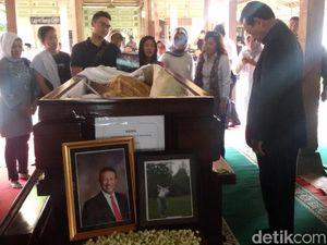 Sri Sultan HB X Lepas Jenazah Dirut AP I ke Peristirahatan Terakhir Sri Sultan HB X Lepas Jenazah Dirut AP I ke Peristirahatan Terakhir
