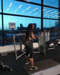 Shafa Aliya rajin squat untuk mendapat tubuh yang selalu nampak bugar.