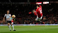 Saat menjalani musim keduanya bersama MU, 2017/18, Zlatan Ibrahimovic beralih dari nomor 9 ke nomor 10. Foto: Carl Recine/Action Images via Reuters
