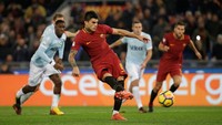 Setelah bermain imbang tanpa gol di babak pertama, Roma membuka keunggulan di menit ke-49 lewat eksekusi penalti Diego Perotti. Foto: Max Rossi/Reuters