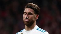 Kerasnya pertandingan bisa terlihat dari foto ini. Upaya Sergio Ramos menyambut sepak pojok berujung dengan hidung retak. Dia diganti di pergantian babak. (Foto: Juan Medina/Reuters)
