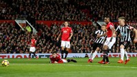 Manchester United menunjukkan performa lini belakang yang oke. Mereka baru sekali kebobolan lewat bola mati. (Foto: Carl Recine/ Action Images via Reuters)