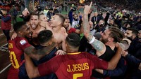 Perayaan pemain-pemain Roma kemudian berlanjut di depan suporter di Curva Sud. Foto: Max Rossi/Reuters