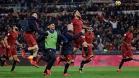 Dipimpin oleh Daniele De Rossi, para pemain Roma merayakan kemenangan dalam laga derby ini dengan berlari ke arah suporter yang memenuhi Curva Sud. Foto: Max Rossi/Reuters