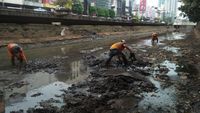 Potret Pasukan Oranye di Hitamnya Lumpur Kali di Jl Gajah Mada