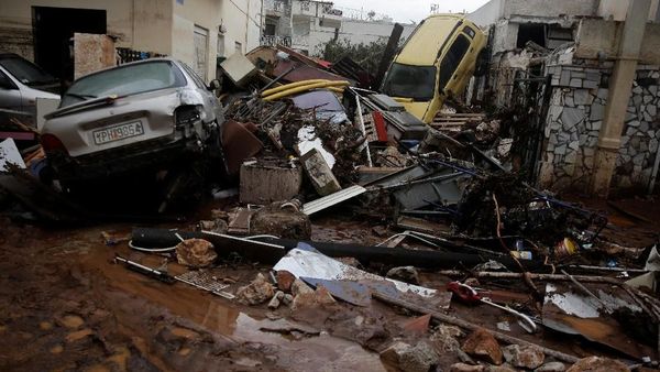 Mobil ini Nyangkut di Pintu Masuk Rumah Gara-gara Banjir