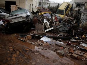 Mobil ini Nyangkut di Pintu Masuk Rumah Gara-gara Banjir