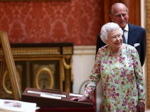 Ratu Elizabeth Bagikan 500 Puding Natal pada Staf Kerajaan