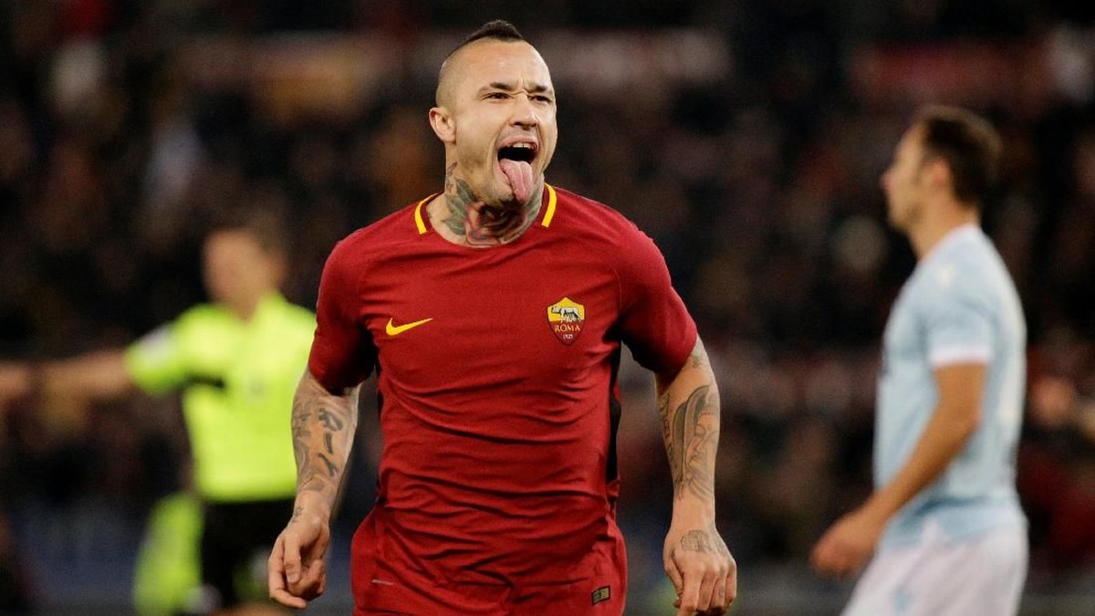 Radja Nainggolan mencetak satu gol saat Roma menang 2-1 atas Lazio (Foto: Max Rossi/Reuters)