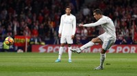 Usaha Ronaldo dari tendangan bebas tak membuahkan hasil. (Foto: Paul Hanna/Reuters)