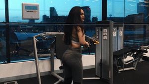Berbagai Variasi Squats, Rahasia Body Goals ala Shafa Aliya