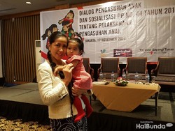 Begini Cerita Venna Melinda Mengadopsi Bayi Perempuan