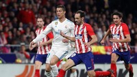 Pertandingan berjalan ketat sejak selepas sepak mula. Atletico bermain dengan cara khasnya, defensif dan mengandalkan duel-duel fisik sementara Madrid mencoba melakukan pressing ke pertahanan tuan rumah. (Foto: Paul Hanna/Reuters)