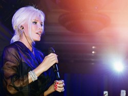 Kamu Tak Akan Sangka Jika Penyanyi Cantik Ini Sudah Berusia 71 Tahun