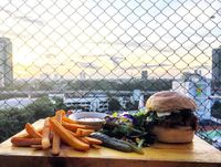 Sore Ini Enaknya Nongkrong di Resto Rooftop dengan Pemandangan Kota