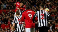 Gol tersebut membangunkan The Red Devils yang kemudian merespons lewat gol Anthony Martial di menit ke-37. Skor jadi 1-1. (Foto: Andrew Yates/Reuters)