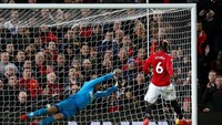 Paul Pogba, gelandang tengah (Manchester United). Kembali main usai menepi karena cedera, Pogba langsung membuat satu assist dan satu gol saat MU bangkit dari ketinggalan dan menang 4-1 atas Newcastle United. (Foto: Andrew Yates/Reuters)