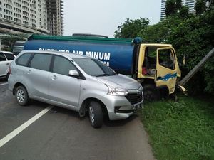 Truk yang Tabrak Tiang Lampu Dievakuasi, Tol Bekasi Masih Macet