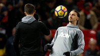 Dalam pertandingan di Old Trafford ini Ibrahimovic memulai dari bangku cadangan. Ia bakal mengenakan nomor punggung baru, 10, yang sebelumnya dipakai Wayne Rooney. (Foto: Andrew Yates/Reuters)