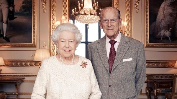 Kemesraan Ratu Elizabeth-Pangeran Philip di Perayaan Pernikahan Platinum