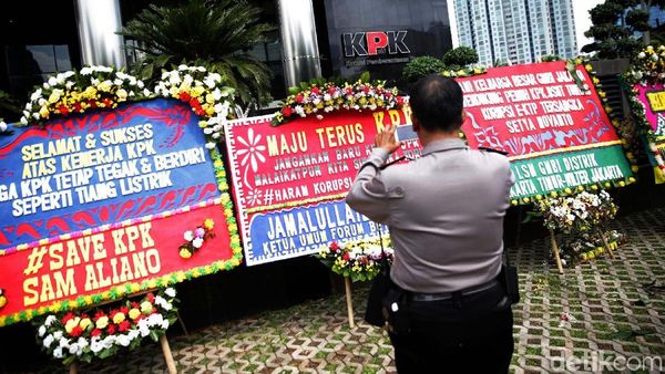 Foto: Novanto Ditahan, KPK Banjir Karangan Bunga