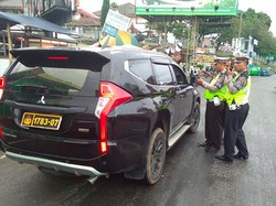 Bagaimana Bedakan Pelat Mobil Dinas Polisi Asli dan Palsu?