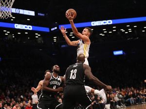 Curry 39 Poin, Warriors Tundukkan Nets