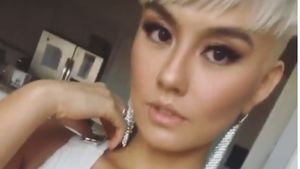 Foto: 8 Gaya Seksi Agnez Mo di American Music Awards 2017